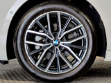 【BMWアロイホイル】軽量かつ強度に拘ったアロイホイル。走行性能ポテンシャルを引き出す設計。車の足元を引き締めてくれる大きなポイントはアロイホイルです。