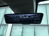 【デジタルインナーミラー】車両後方カメラの映像をルームミラーに映すことが出来ます。 そのため、後席に人や荷物があって後方が見えづらい場合でもしっかり視界を確保することが出来ます。