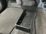 【センターフロアトレイ】ボックスティッシュを置いた下にも携帯電話などを収納できる空間が設けられております♪