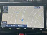 地図画面には現在地周辺の道路が表示され、目的地までの道筋を確認しながら移動できます。画面上の案内表示も見やすく、初めて訪れる場所へのお出かけにも活用しやすい装備です。