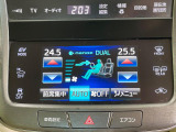 【オートエアコン】一度お好みの温度に設定すれば、車内の温度を検知し風量や温度を自動で調整。暑い&hellip;寒い&hellip;と何度もスイッチ操作をする必要はありません。快適な車内空間には必須の機能ですね♪