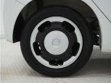 ◆純正ホイール装着車◆シンプルなデザインのホイールキャップ付きです。