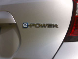 e-POWERとは、ガソリンエンジンを「発電のみ」に使い、100%モーターの力だけで走行する日産独自のハイブリッドシステムです