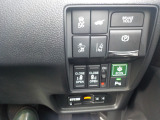 運転席から各種ボタンの操作がしやすいように設計されたデザイン。ドライブなでもスマートに操作ができます♪