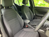前席は身体を支える形状のシートで、運転席と助手席の間にはアームレストも備わります。窓から外を確認しやすく、落ち着いた色合いで日常使いにもなじむ室内です。