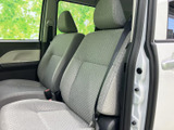 前席は背もたれと座面の形状に一体感があり、落ち着いた色合いで車内にまとまりを感じます。窓から外の様子を見渡しやすく、乗り降りもしやすい開口部です。