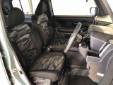 運転席の座面高さを調整できるシートリフターが付いています。