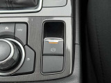 オートホールド!ブレーキを制御して車両の停車状態を保持する機能です。アクセルを踏んで発進するとブレーキが解除されます。信号待ちなどの停車中はブレーキペダルから足を離せるので疲労が軽減できます
