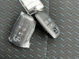 ドアの開閉時、両手が荷物で塞がっている時はキーレスでのカギの解除が大変ですよね。スマートキーはポケットやバッグに入れておけば、ドアロックの解除がやエンジンスタートが可能です。