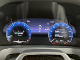 速度や燃料残量などの情報がまとまって表示され、運転に必要な状況をひと目で確認しやすいメーターです。中央部にも各種情報が表示され、視線を大きく動かさずに確認しやすい配置となっています。