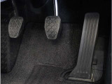 【オルガン式アクセルペダル】 かかとがずれにくく、アクセルペダルがコントロールしやすくなります。また運転時の疲労を軽減し、とっさのときの踏み間違いも起きにくくなります。