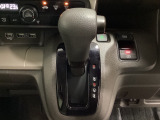 CVT車のセレクトレバーです。低速から高速まで、変速ショックのないスムーズな走りと、エンジン効率のよい領域を維持して燃費にも貢献します。サイドブレーキはスイッチ操作の電子制御パーキングブレーキです。