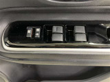 パワーウインドウスイッチ、いたずら防止・挟みこみ防止に、ウインドウロックスイッチを使用ください。集中ドアロックスイッチ