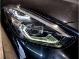 【LEDヘッドライト】先進のLEDテクノロジーを採用。放射される白色光の周波特性は太陽光に近く、バイキセノン・ヘッドライトを上回るコントラストで更に明るく輝きます!