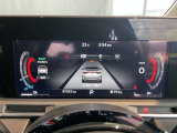 e-POWER専用メーターはモーター出力、エネルギーフロー表示、各種燃費表示機能、バッテリー残量、オド・ツイントリップメーター、デジタル時計、航続可能距離、サービスインターバルなどが表示されます