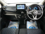 運転にかかわる様々な操作を安全に行えるように視点移動が少なく、操作性に配慮されたスイッチ類が凝縮されたコクピットです。