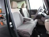 運転席には高さ調整ができる『シートハイトアジャスター機能』が付いています!これなら小柄な方にも大柄な方にも自分にぴったりの運転姿勢がとれますね!
