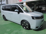おしゃれなドアミラーウインカーが装備されています。通常位置より高くなるので対向車からの視認性の向上はもちろん、右左折時のバイクの巻き込み事故抑制効果もあるんですよ。