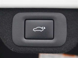 スマートキーを携帯していれば、リヤバンパーの下に足を出し入れするだけで、トランクリッドが自動開閉します。両手が荷物でふさがっている時などに便利です。