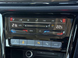 運転席/助手席/後席で個別に温度調整が可能な3ゾーンフルオートエアコン。乗る人それぞれに快適な空調を提供します。フロントシートヒータースイッチも配置されています。
