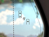 【ブラインドスポットモニター】走行中、ドアミラーの死角になりやすい箇所に後続車が接近するとサイドミラーのレンズに警告を表示!ドライバーに注意喚起をしてくれます。
