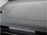 【助手席エアバッグ】助手席エアバッグが付いてます。助手席の搭乗者を万が一の事故の際に衝撃から体を守ってくれます。