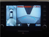 パノラミックビューモニター装備!車両を上から見たような映像をデイスプレイに表示。運転席からの目視だけでは見えにくい車両周辺の状況を、リアルタイムでしっかり確認できます。