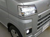 LEDヘッドライトです。デザイン性がよくとても明るいので、夜間の走行や悪天候でも安心です。しかも長寿命!