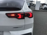 横長にテールライトをデザインすることにより、車両の幅が広く錯覚し、ワイドボディーでスポーティーな印象を与えます。