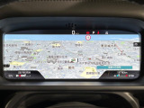 未来のコックピットのような運転席!ハンドルの奥の高画質画面は、スマホのように着せ替えできます。スピードメーターだけではなくナビの地図を画面いっぱいに映せるため、目線を外さず安全に運転できます。