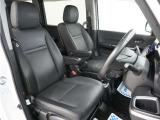 運転席のスペースはゆったりしていて、視界も広く確保されているので普段の運転からロングドライブまで快適です。