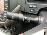 レバーに各機能の表示があり、手元で内容を確かめながら操作できます。運転席から届きやすい位置に配置され、天候の変化に応じた操作を行いやすい、日常で頼りになる装備です。
