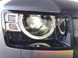 フロントフェイスを際立たせるLEDヘッドランプ。その独特なオリジナリティ溢れるシルエットは、遠くからでもディスカバリースポーツであると一目でわかります。