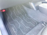 助手席フロアマットです。使用感がございますが、目立った汚れなどはありません。