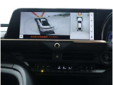 サイドクリアランスビュー表示中に、旋回時の運転操作に合わせて自動で車両を斜め後方から見たような映像を表示。