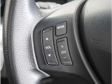 ◆オーディオリモコンスイッチ◆ハンドルにスイッチが装備されてます。視点をそらすことなく、ボリューム調整・オーディオソース切替・選曲が出来ます。安全運転しながら操作が可能になりました。