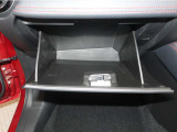 【グローブボックス】小物などを収納するのに大変便利です。