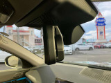 ETC内臓 自動防眩ルームミラー :後続車のライトが反射しても眩しくないように、ミラーの反射率を自動的に調整します。