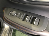 【窓操作部分】運転席のスイッチでは、すべてのウィンドーの開閉操作を行うことができます。