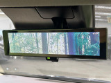 【インテリジェントルームミラー】後席の大きな荷物や同乗者で後方が確認しづらい時でも安心!カメラが撮影した車両後方の映像をルームミラー内に表示。クリアな視界で状況の確認が可能です!