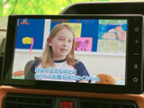 画面にはテレビ番組が表示されており、停車中に映像を視聴したい場面で活躍します。画面が見やすく、休憩時間などに車内で過ごすひとときを便利にしてくれる装備です。