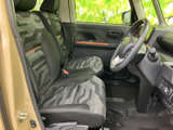 運転席まわりは前方の視界が広く、シートには落ち着いた色合いの柄を採用。足元にもゆとりが感じられ、乗り降りの際も室内の様子を確認しやすい空間です。