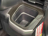 運転席側イルミネーション付き掘り込み式カップホルダー