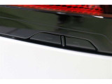 パワーバックドアの開閉スイッチが車両側面両側に配置されています。車両の横に立って操作できることで、後ずさりすることなくドア開度を確認しながら、任意の位置で安全に停止させることができます。