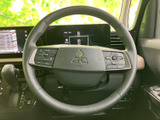 握りやすい形状のステアリングにスイッチ類を配置し、運転姿勢を保ちながら手元で操作できます。メーターを見ながら必要な機能を扱いやすい、便利な装備です。