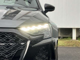 必要な場所を正確に照らすマトリクスLEDヘッドライトの機能と美しさ、LEDをストライプのように並べたウイング形状のデイタイムランニングライトは、美しく、昼間走行中の識別性を高めるAudiオリジナルのアイデアです