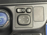【電動格納ドアミラー】狭路の通行時や狭い場所に停車させるときに活躍する装備ですね。ボタン一つでドアミラーが格納されます。