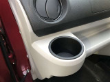 運転席・助手席用と2つのカップホルダーを装備しています。