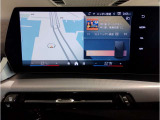 【ⅰドライブナビゲーション】文字情報も鮮明に表示する高解像度カラーディスプレイを採用。視認性に優れた地図デザインと特徴的な建造物を目印にした描写表示で現在位置を把握できます。地図データの更新も可能です