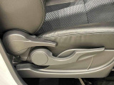 運転手の体格に合わせて,運転席の座面の高さ調整ができるシートリフターが付いてます
